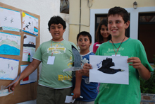 Τα παιδιά το Δημοτικού σχολείου των Φούρνων ζωγραφίζουν Θαλασσοκόρακες και άλλα θαλασσοπούλια  © Ρ. Τρίγκου